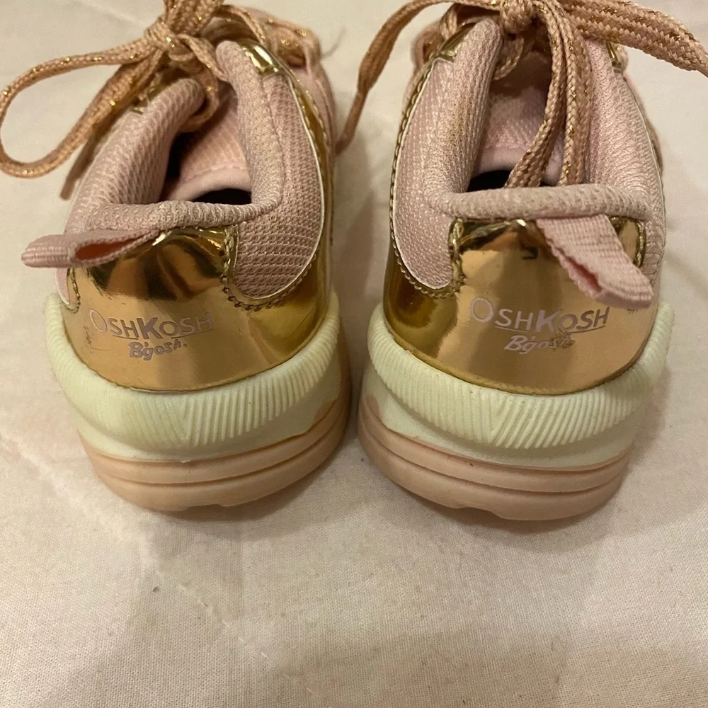 Oshkosh B’gosh Sneakers size 7 (FL)